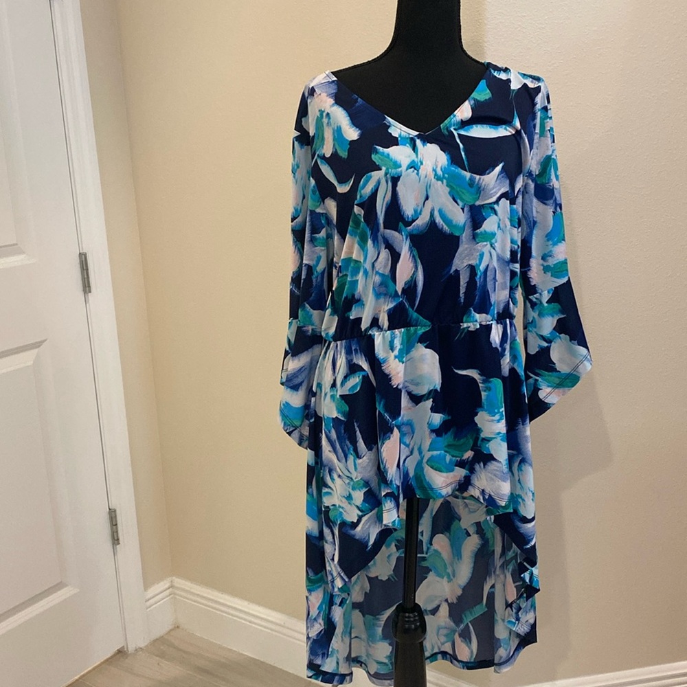 G.I.L.I got it, love it women’s medium high, low pop over printed blue blouse